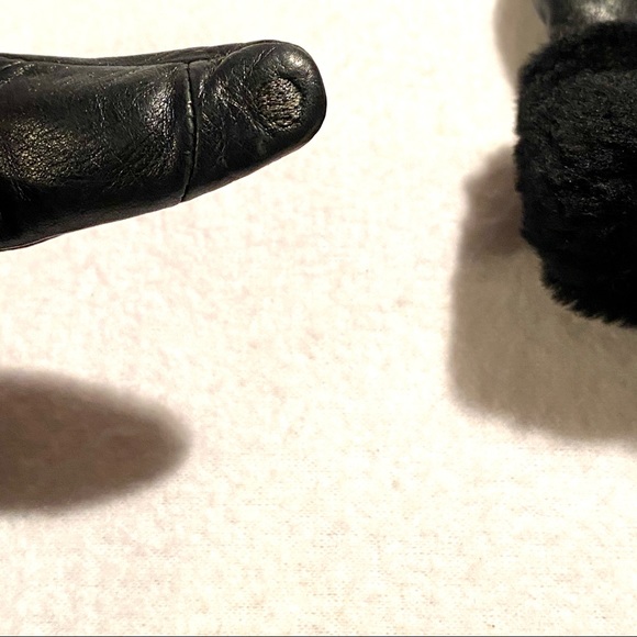 Ugg gloves too small from me. - Picture 3 of 7